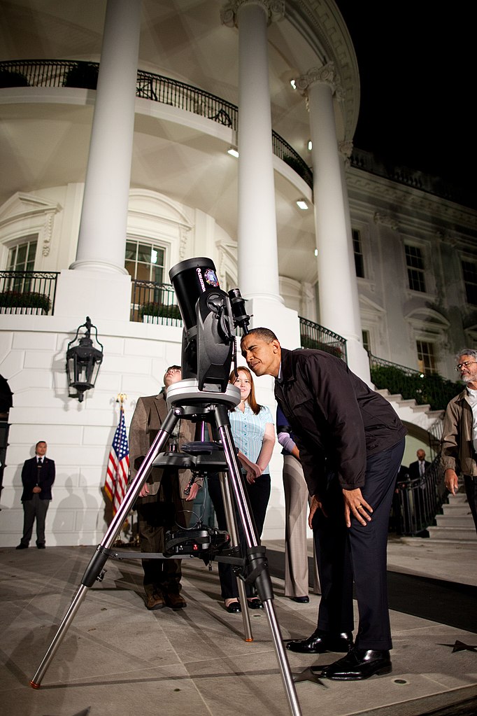 Barack Obama looks through a celestron scope (PD)