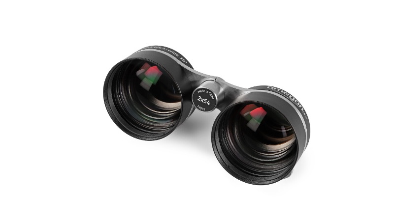 The Omegon field glass consists of 54-mm lenses with an anti-reflective coating for bright and clear images