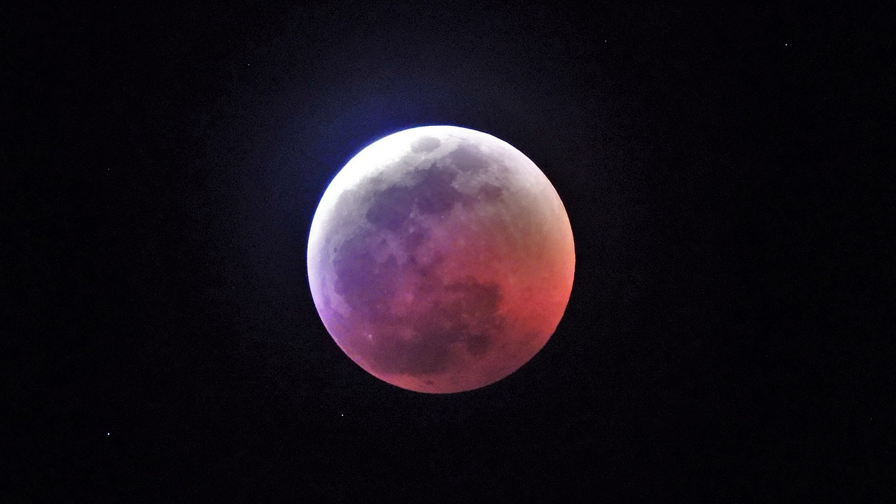 What causes a lunar eclipse?