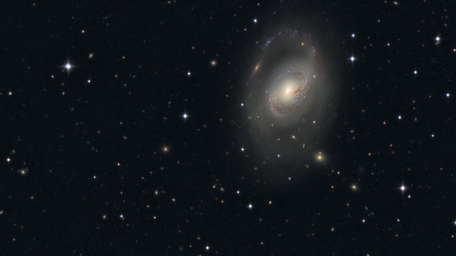M96 is the brightest member of the group of galaxies of the same name. Stefan Heutz, Wolfgang Ries / Johannes Schedler / CCD Guide