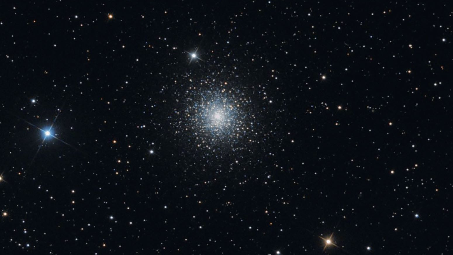 Globular cluster M15 proves to be a real city object – not least because of its interesting surroundings. Markus Blauensteiner / CCD Guide