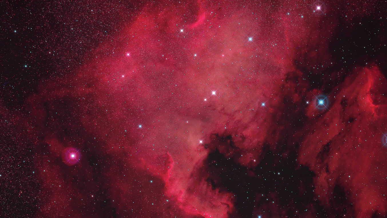 Image of the North America Nebula (NGC 7000). Composite image consisting of 16 exposures with an exposure time of 450 seconds each (ISO 800, total exposure time: 120 minutes). Captured with a Canon 6D Hα-modified full-frame DSLR on a 530-mm apo refractor with a 106-mm aperture. Processed with DeepSkyStacker and Photoshop; spikes added for aesthetic reasons only. U. Dittler