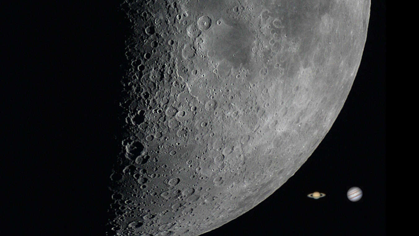 The relative sizes of the Moon and planets: here you can see the partly-illuminated Moon, which reaches a diameter of around 0.5° in the night sky. Next to it is Jupiter, the largest planet in the solar system, which has an angular diameter of 30" to 45", as well as the ringed planet Saturn. U. Dittler