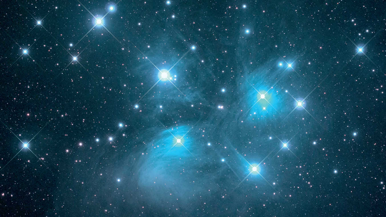 The aim of astrophotography is to achieve needle-sharp stars right to the edges of the image.
For this image of the Pleiades (Messier 45), a refractor with a 530-mm focal length
 (f/5) was used together with a full-frame DSLR. The picture consists of 12 images, each with an exposure time of 300 seconds (at ISO 1600), giving a total exposure time of 60 minutes. 