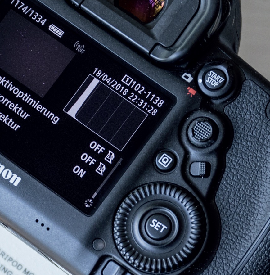 A look at the histogram is helpful to identify the correct exposure time. The sky typically stands out there as a clear maximum, which should be around 10% to 20% of the value range. M. Weigand