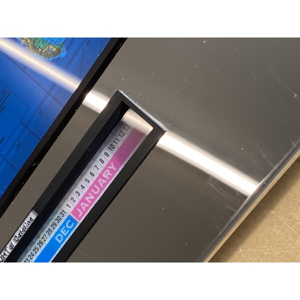 Geochron Original Kilburg in polierter Edelstahlausführung und schwarzen Zierleisten (Normale Gebrauchsspuren)